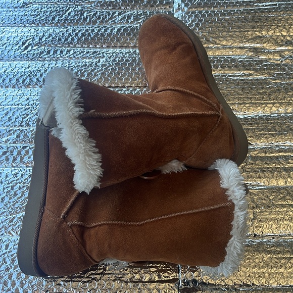 Kohl’s cozy Brown Fur-Lined Boots - Picture 4 of 8